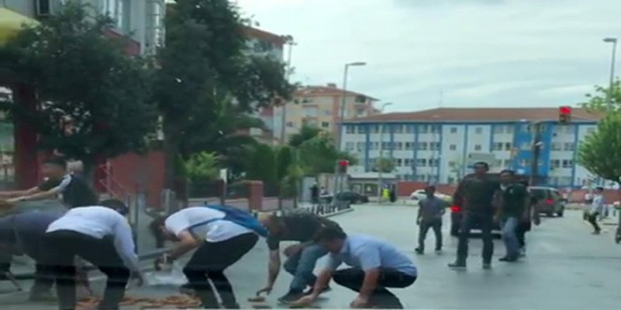 Başında taşıdığı simitleri düşüren simitçinin yardımına vatandaşlar koştu