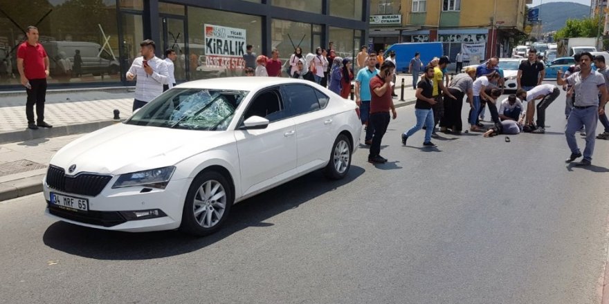 Sultanbeyli’de süratli sürücü karşıdan karşıya geçmeye çalışan kadına çarptı