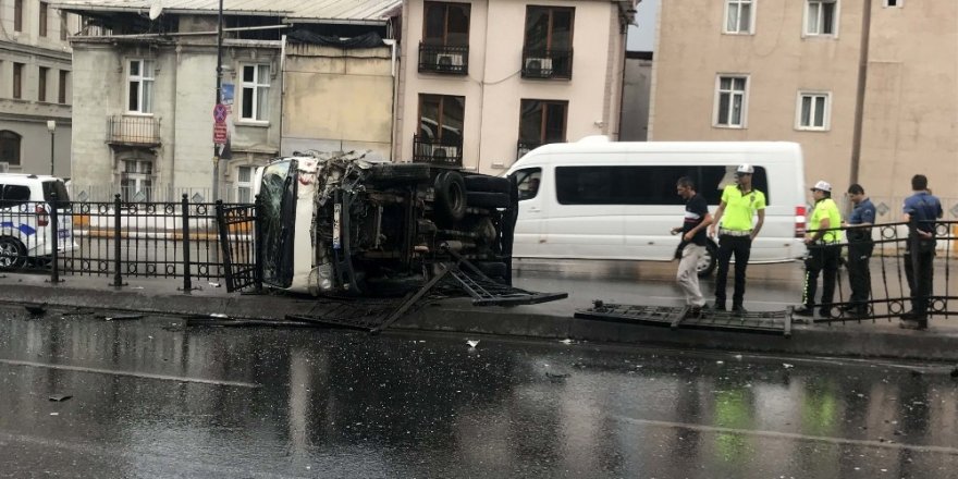 Beyoğlu’nda kamyonet devrildi