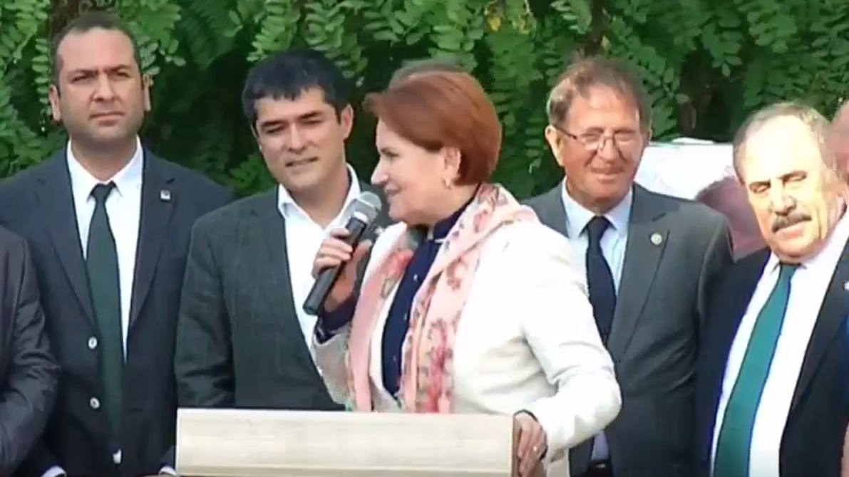 Meral Akşener, seçim çalışmaları kapsamında Kağıthane'de