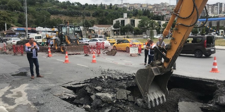 Kağıthane’de yol çöktü