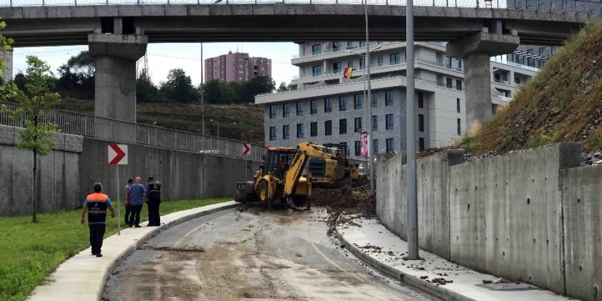 Sarıyer’de toprak kaydı, yol trafiğe kapandı