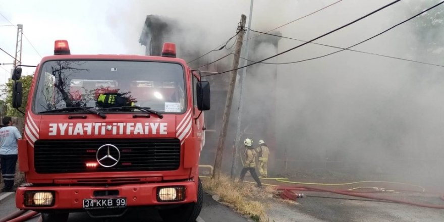 Fatih’te tadilatta olan iki katlı evde yangın çıktı