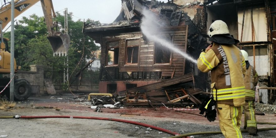 Samatya’da kül olan tarihi bina, ekiplerce kontrolü bir şekilde yıkıldı