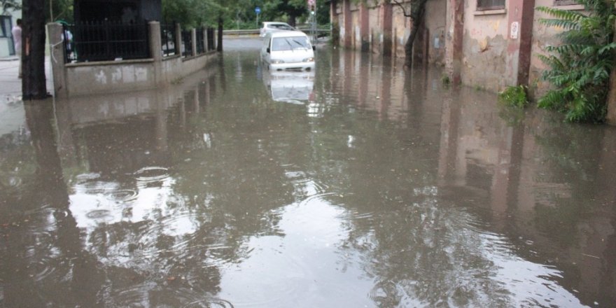 Beykoz’da yoğun yağış nedeniyle yolda oluşan su birikintisi havadan görüntülendi