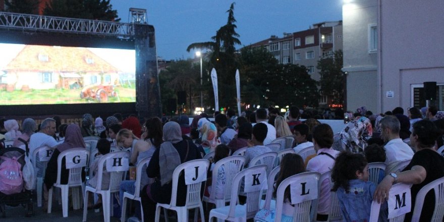 Zeytinburnu’nda açık havada sinema keyfi