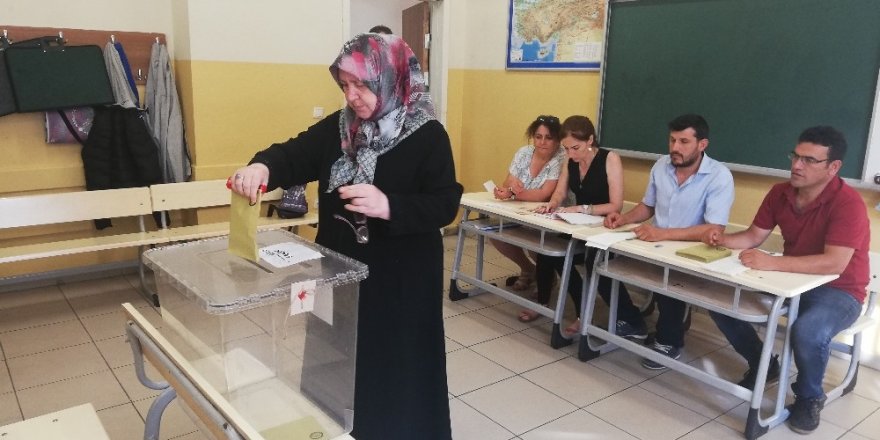 İstanbul’da vatandaşlar sandık başında