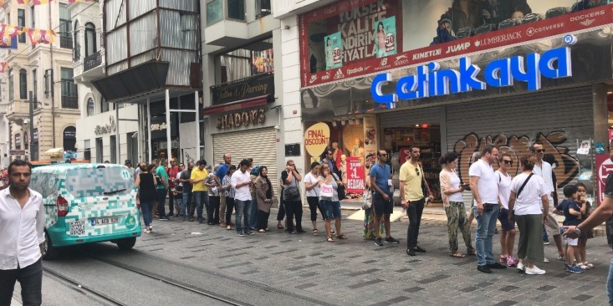 İstiklal Caddesi’nde “istikbal” kuyruğu