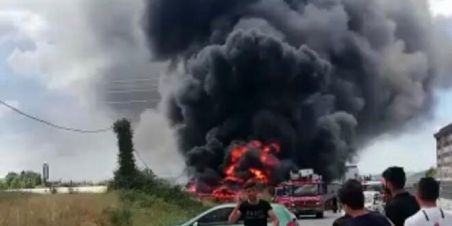 Tuzla’da boş arazideki teknelerde yangın