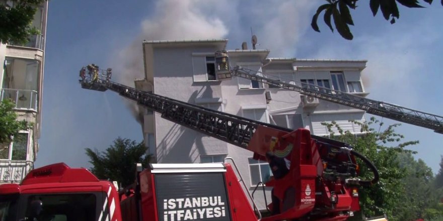 Kadıköy Fenerbahçe Münir Nurettin Selçuk Caddesi üzerinde dört katlı binada yangın çıktı. İtfaiye ekipleri yangına müdahale ederken, bir itfaiye eri dumandan etkilendi.