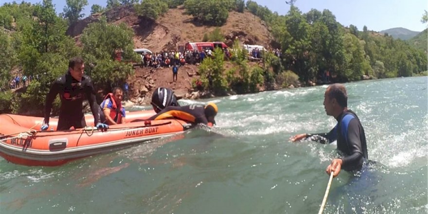 TUNCELİ’DE MUNZUR NEHRİ’NE DÜŞEN GENCİN CANSIZ BEDENİNİ 19 GÜN SONRA İBB EKİPLERİ ÇIKARDI