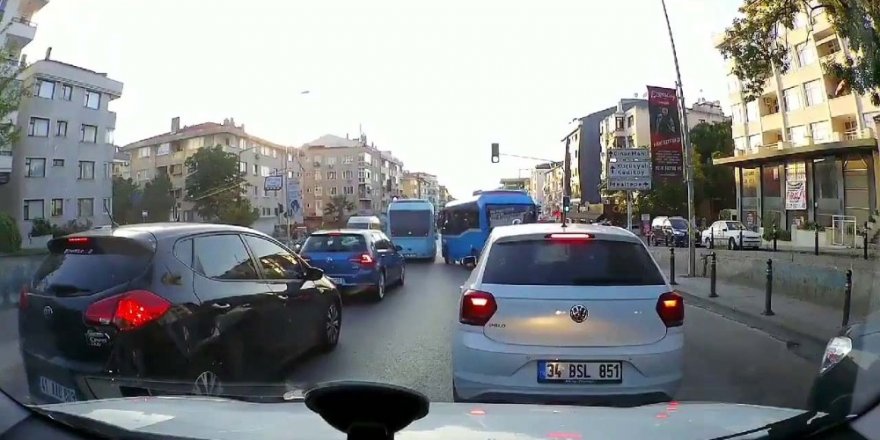 Maltepe’de minibüsçülerin yolcu kapmak için yarıştığı anlar kamerada