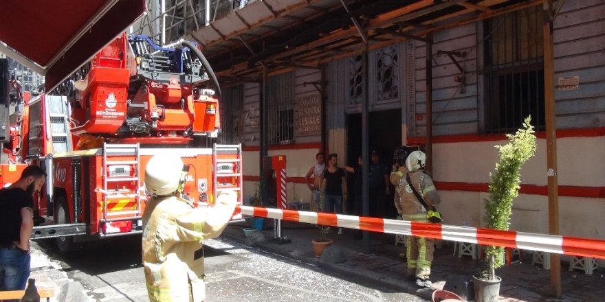 Beyoğlu’nda yanan binadan yere düşen cam parçaları paniğe neden oldu