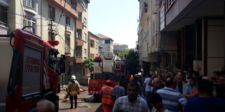 Küçükçekmece’de çatı yangını mahallede paniğe neden oldu