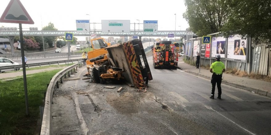 Bakırköy’de vinç yola devrildi: 1 yaralı