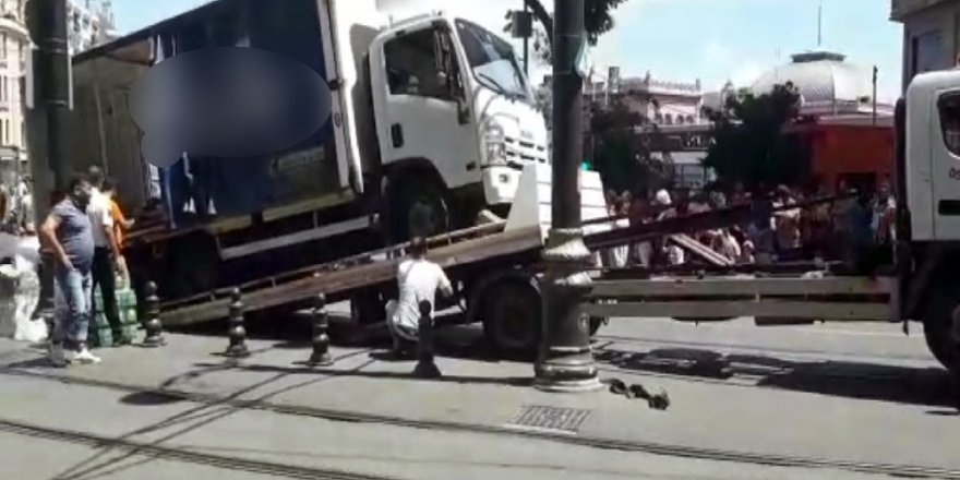 Sirkeci’de yolda kalan kamyonet trafik çekicisine zor anlar yaşattı