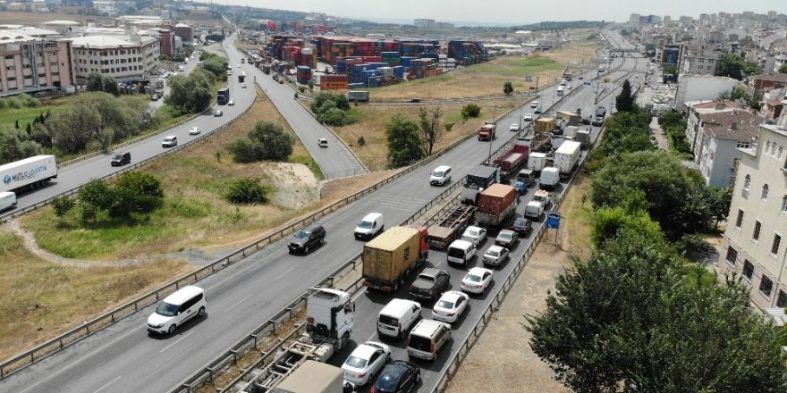 Beylikdüzü Ambarlı Liman yolunda rot kolu kırılan tır bariyerlere çarptı. Kaza nedeniyle yol tamamen trafiğe kapatılırken, bölgede yoğunluk oluştu. Ekiplerin tırı kaldırma çalışması sürüyor.