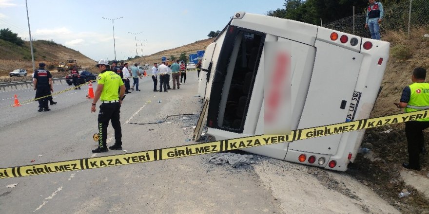 Seyir halindeyken arka tekeri patlayan servis aracı devrildi