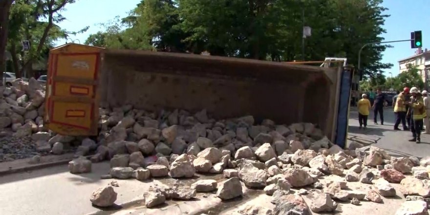 Üsküdar'da taş yüklü hafriyat kamyonu yola devrildi