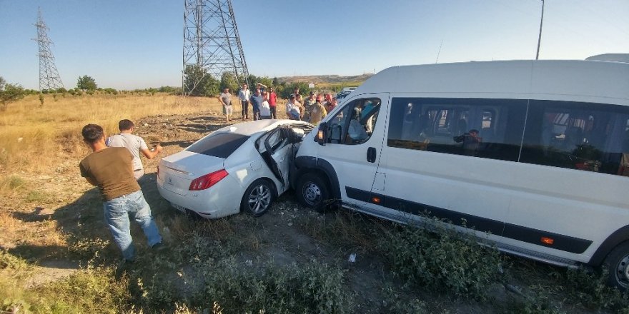 Arnavutköy’de Otomobil Çarpıştı yaralılar var