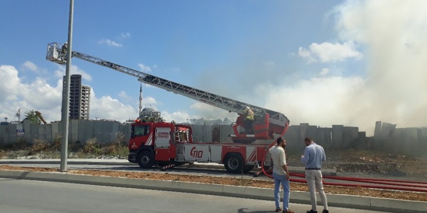 BAŞAKŞEHİR’DE HURDALIK YANGINI HAVADAN GÖRÜNTÜLENDİ