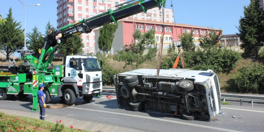 Ataşehir’de Virajı alamadı devrildi