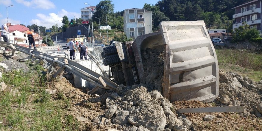 FRENİ PATLAYAN HAFRİYAT KAMYONU ŞARAMPOLE YUVARLANDI