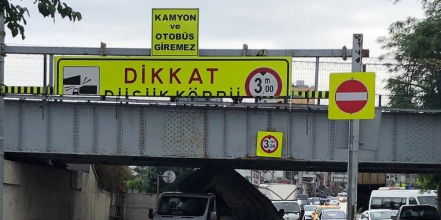 Kamyonet Alt Geçide Takıldı