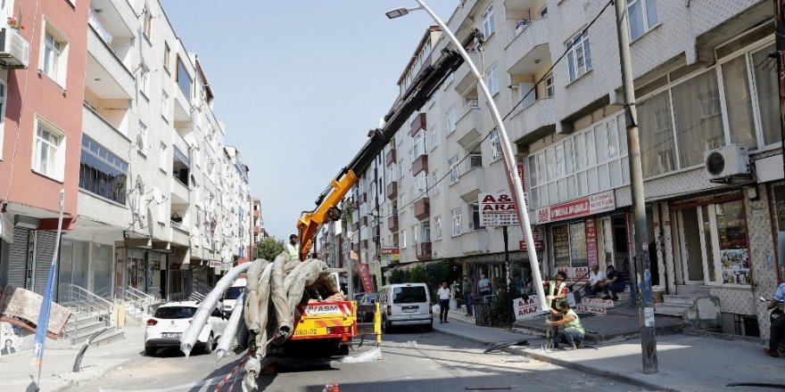 SULTANGAZİ’DE CADDE VE SOKAKLARA MODERN AYDINLATMA DİREKLERİ