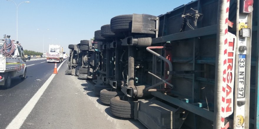 Selimpaşa Tem’de Tır Devrildi, Yoğun Trafik Oluştu