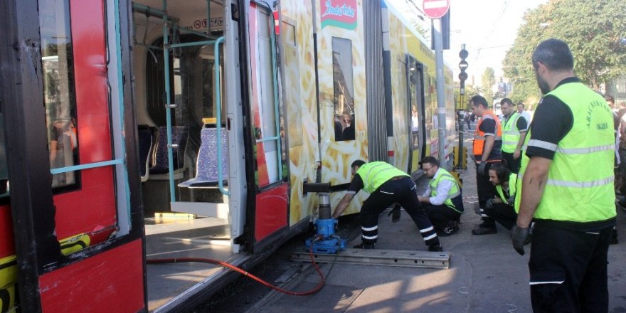 Su Tankeri Tramvaya Çarptı Seferler Durdu