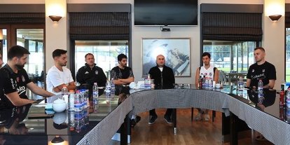 BEŞİKTAŞ’TA BAŞKAN HÜSEYİN YÜCEL, FUTBOLCULARLA BULUŞTU