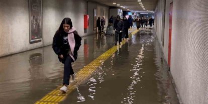 FATİH’TE METRO’NUN YAYA ALT GEÇİDİNİ SU BASTI: VATANDAŞ SU İÇİNDE YÜRÜMEK ZORUNDA KALDI