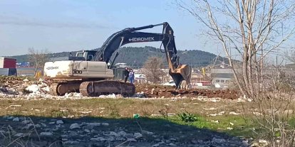 TUZLA’DA TEHLİKE SAÇAN MOLOZ YIĞINLARI GÜNDEME GELDİ, BELEDİYE HAREKETE GEÇTİ