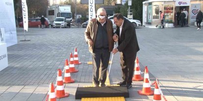 METROBÜS DURAĞINDAKİ ‘EMPATİ PARKURU’ İLE GÖRME ENGELLİLERE FARKINDALIK