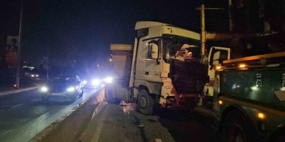 KAĞITHANE’DE KONTROLDEN ÇIKAN HAFRİYAT KAMYONU BETON BARİYERLERE ÇIKTI