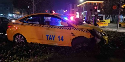 BEYOĞLU’NDA ANİDEN MANEVRA YAPARAK DÖNEN ARAÇ, TAKSİYİ YOLDAN ÇIKARDI: 1 YARALI