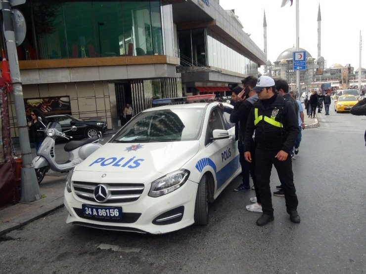 Turistlerin özçekim yaptığı esnada çantalarını çalan şüpheliler kıskıvrak yakalandı