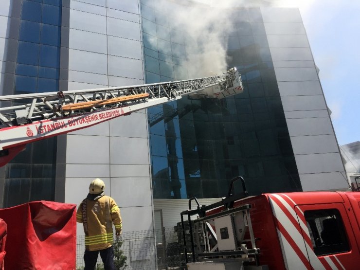 BAŞAKŞEHİR’DE KORKUTAN YANGIN HAVADAN GÖRÜNTÜLENDİ