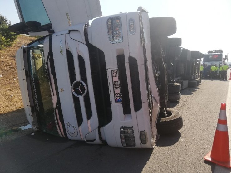 Selimpaşa Tem’de Tır Devrildi, Yoğun Trafik Oluştu