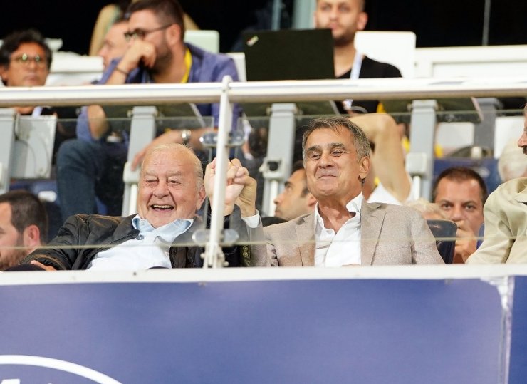 Şenol Güneş tribünde