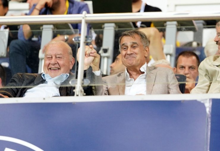 Şenol Güneş tribünde