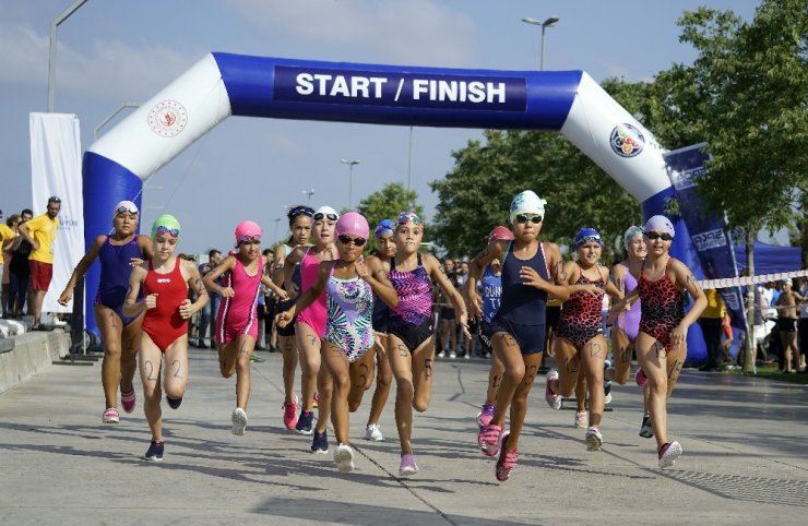 Uluslararası Su Sporları Festivali renkli görüntüler oluşturdu