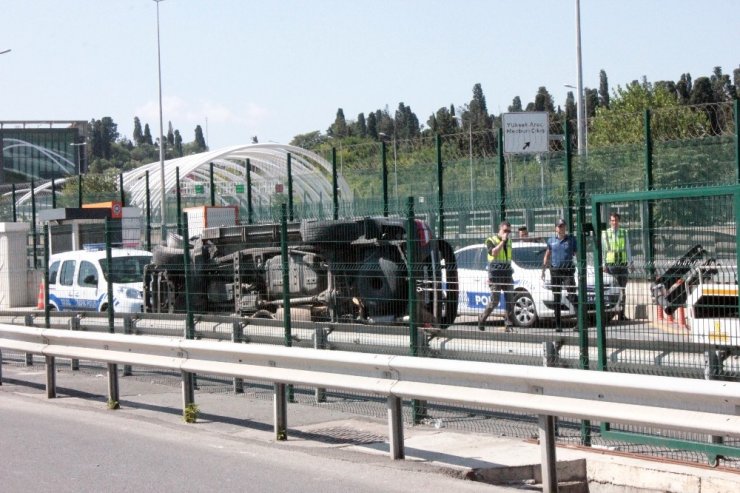 Avrasya Tüneli’nde kontrolden çıkan lüks cip yan yattı