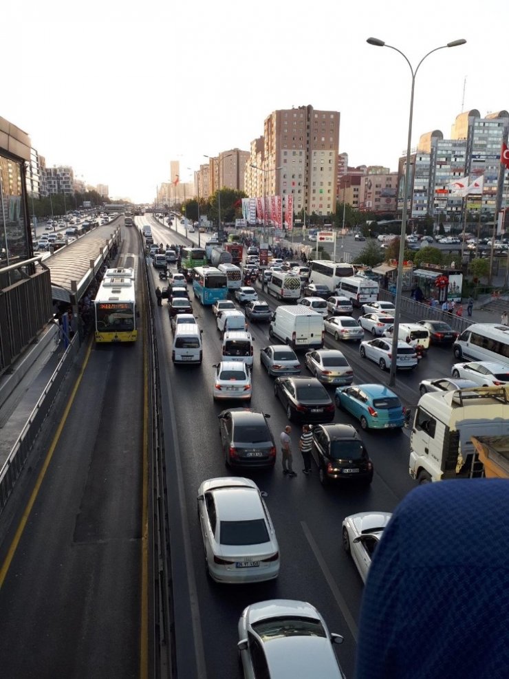 Araç yangını E-5’te trafiği durma noktasına getirdi