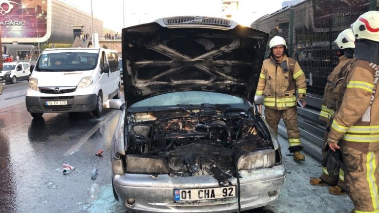 Araç yangını E-5’te trafiği durma noktasına getirdi