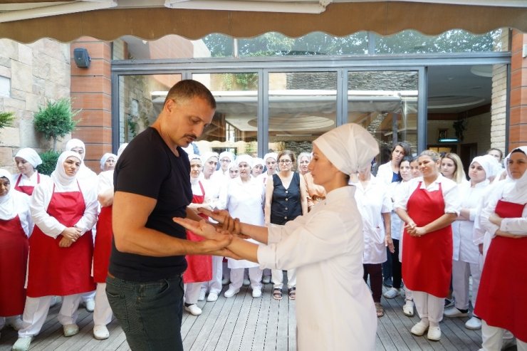 Kadın çalışanlar erkek şiddetine karşı kickboks öğreniyor