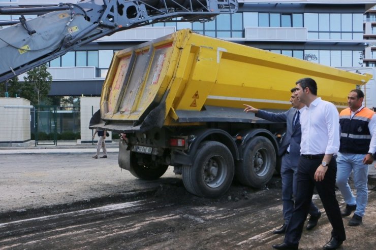 Kartal Belediye Başkanı Yüksel asfalt çalışmalarını inceledi