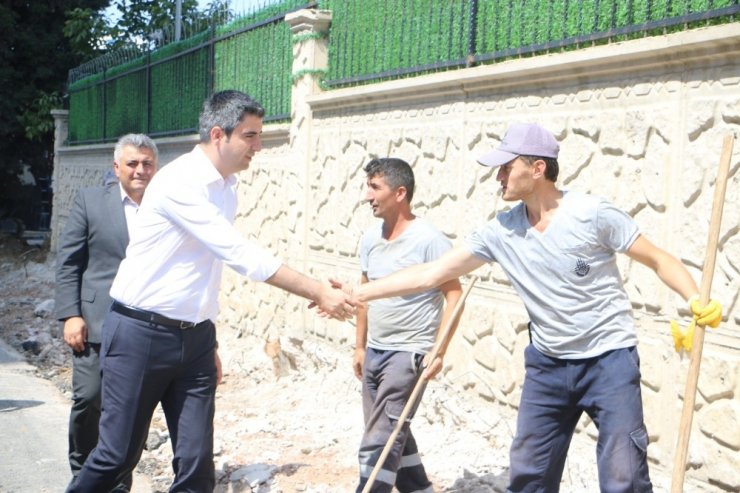 Kartal Belediye Başkanı Yüksel asfalt çalışmalarını inceledi