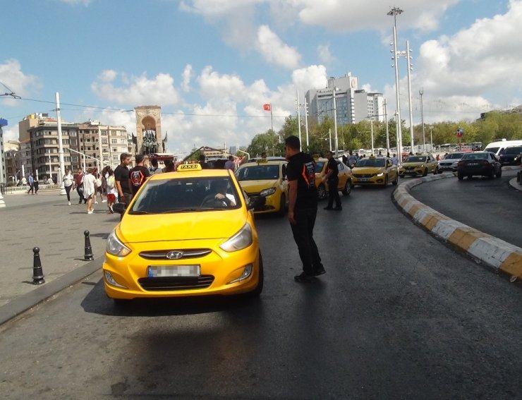 Taksim’de taksicilere şok uygulama